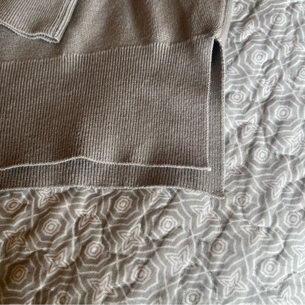 🤍👀 Size L, Long Sleeve Gray Heart Sweater thick sturdy, oversized, side slit - Picture 3 of 6